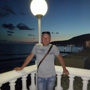  ,  Viktor, 44