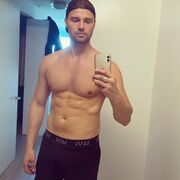  ,  Petro, 32