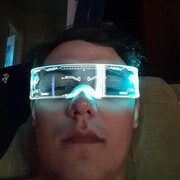  ,  Jony, 28
