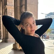 Девушка знакомится. Женщина смеется. Девушка с телефоном. Уверенность и свобода. Женский поцелуй.