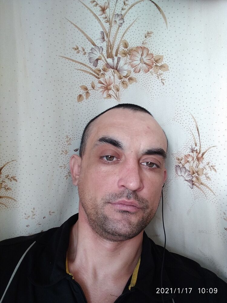  22069469  Sergei, 37 ,    