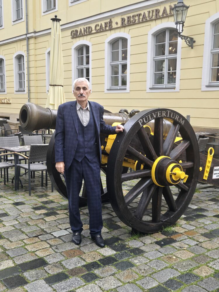  54129519  Abulfat, 63 ,    