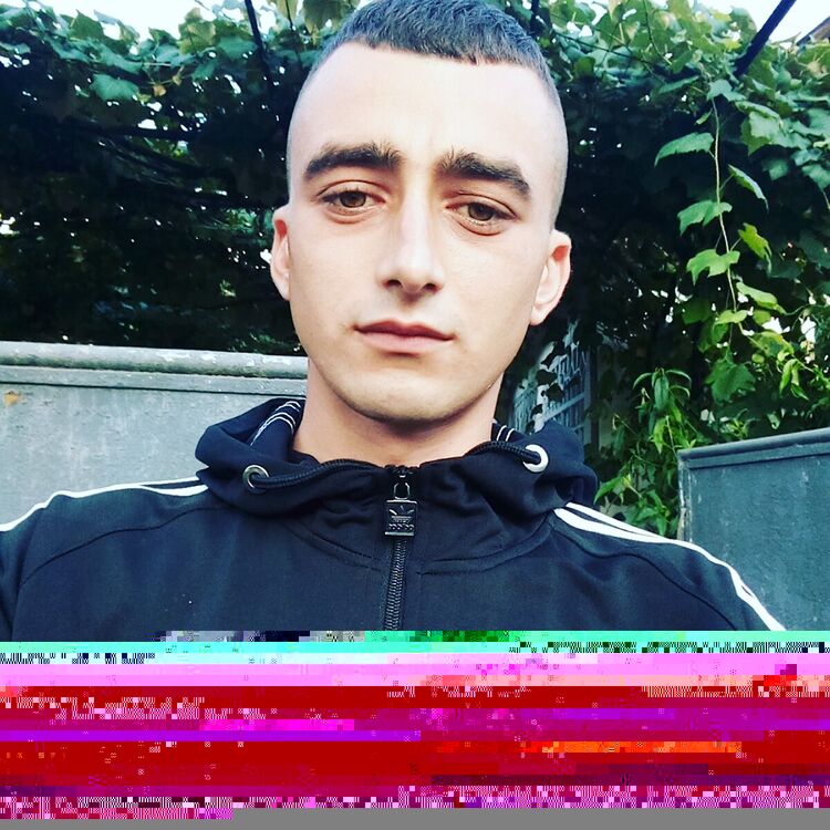  22312449  Viktor, 27 ,    