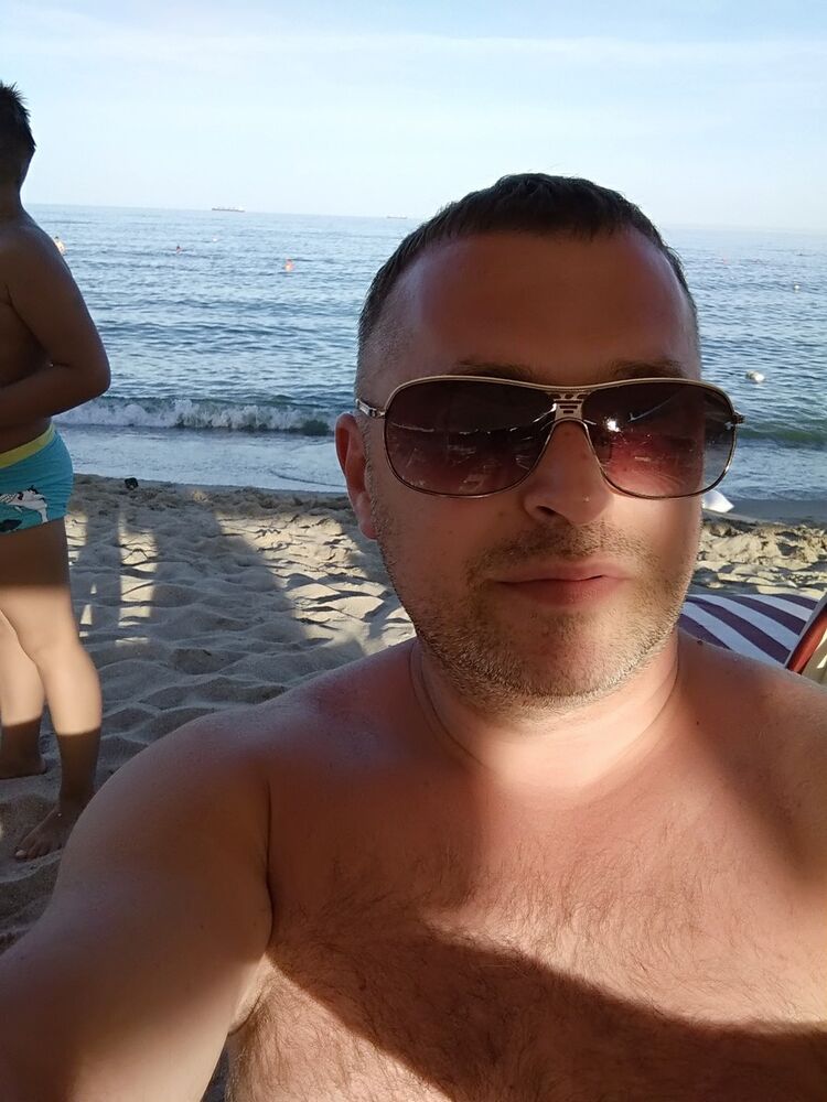  15861989  Sergei, 42 ,    