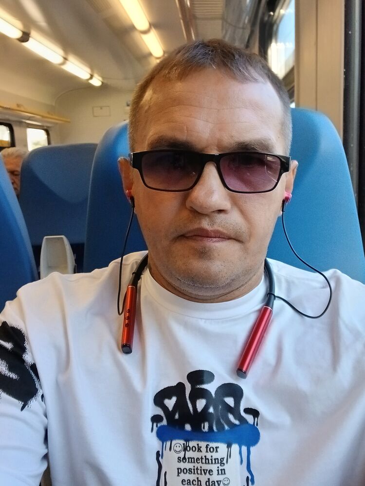  44933889  Vadim Serov, 45 ,    