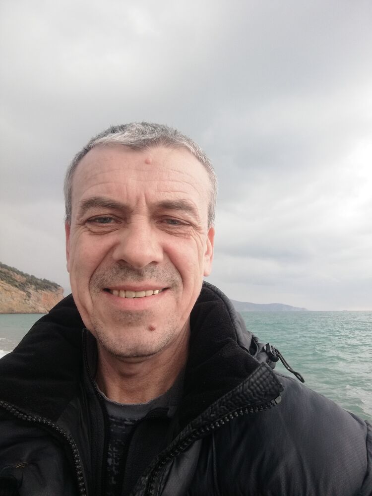 44672799  Vik, 54 ,    
