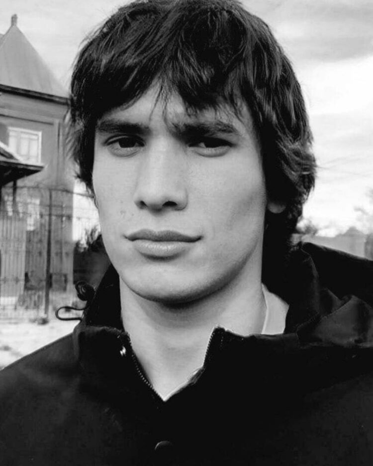  54222189  Ilya, 20 ,     