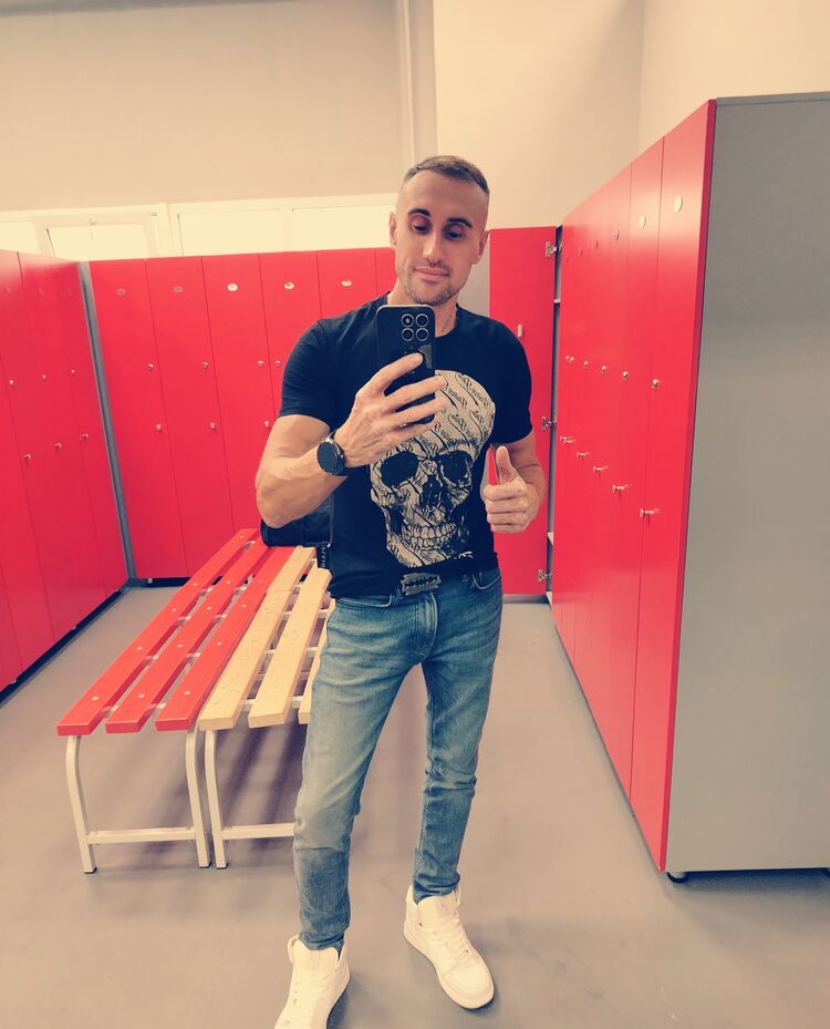  52125119  , 37 ,    Deleted