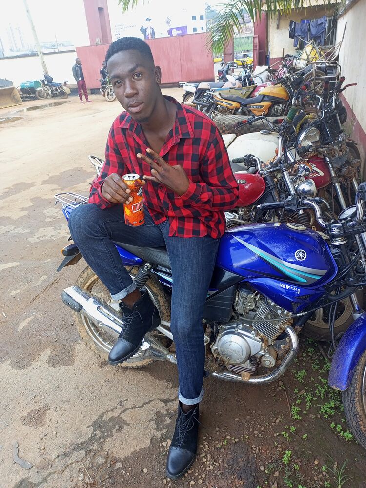  43059409  Emmanuel, 29 ,    