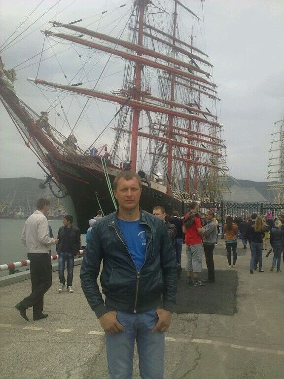  28559269  Viktor, 44 ,    