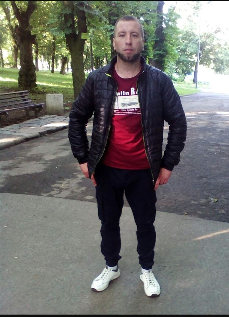  18004969  Artur, 37 ,    