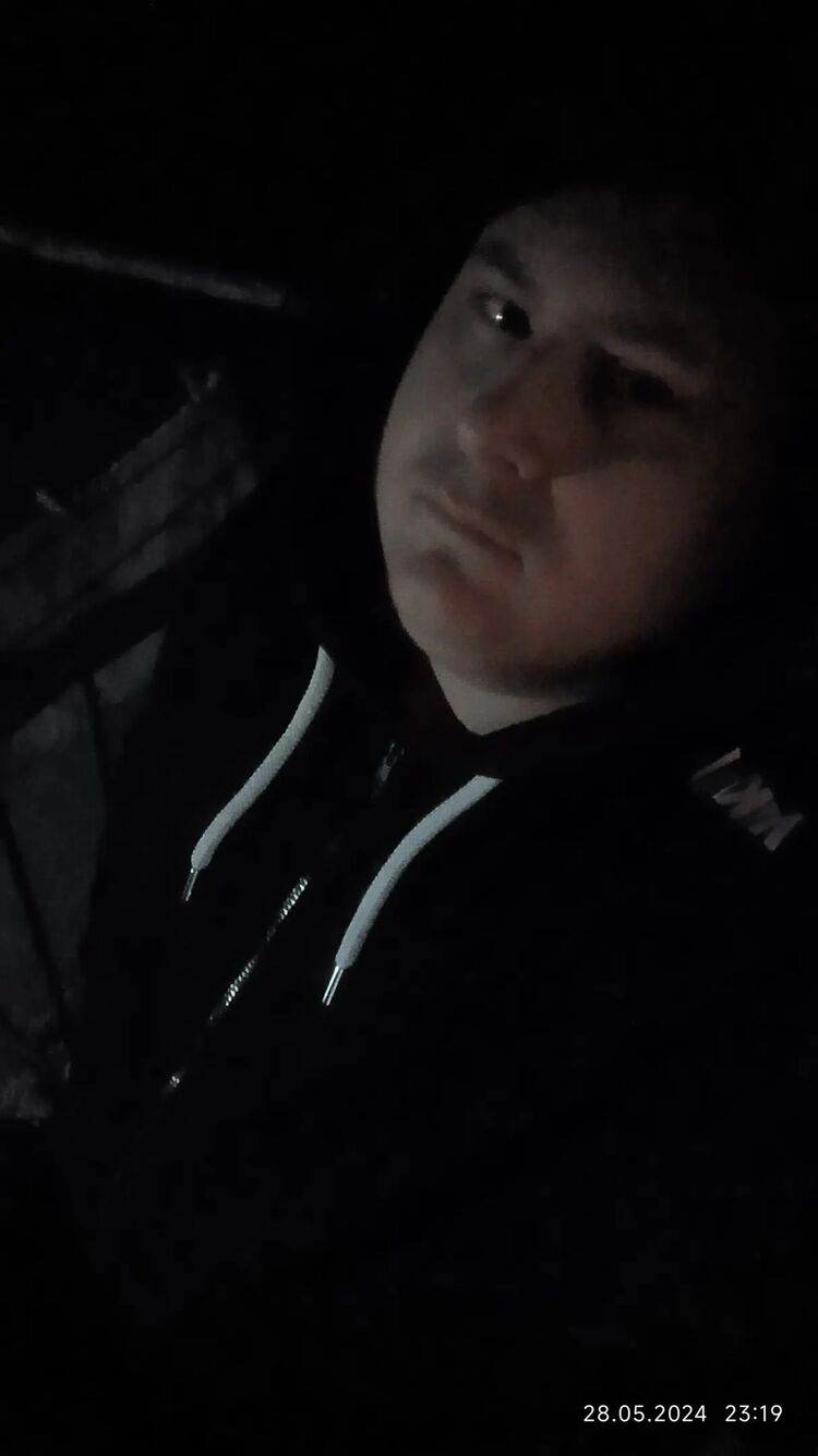  43516609  Dmitri, 24 ,    
