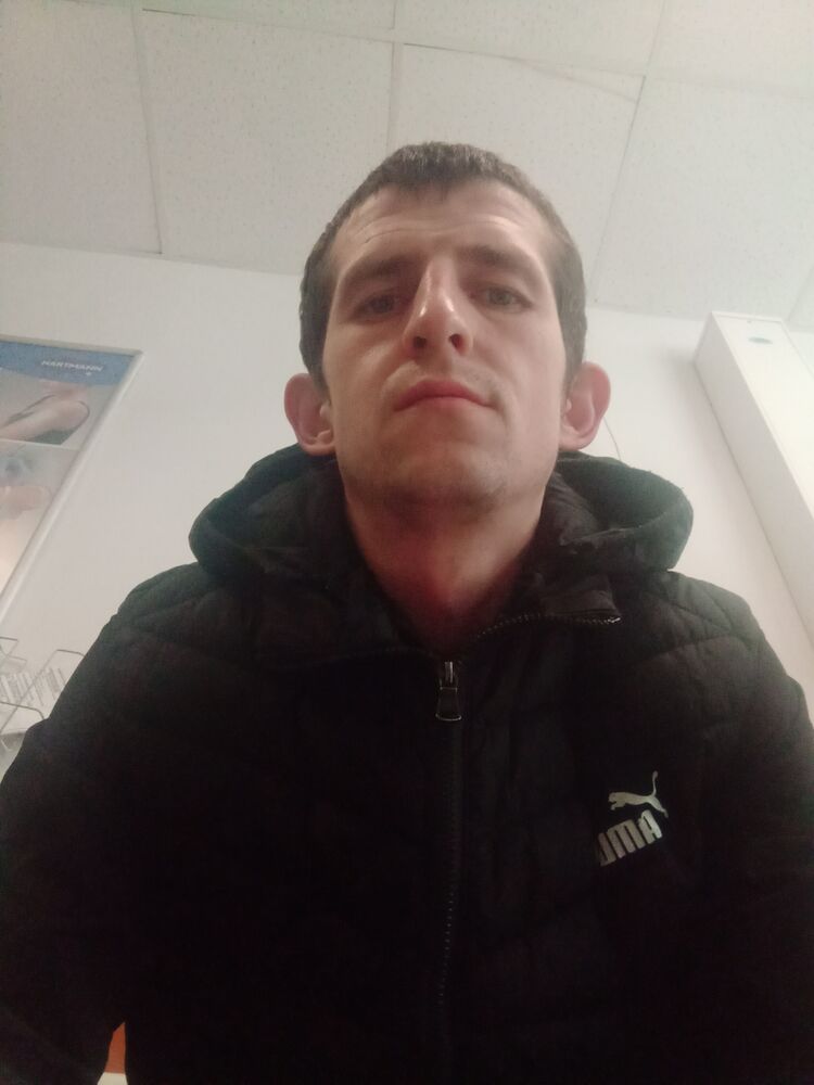  34040689  Roman, 33 ,    