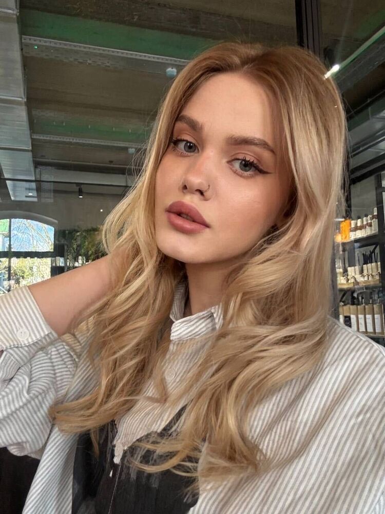  51777959  Anastasia, 22 ,    