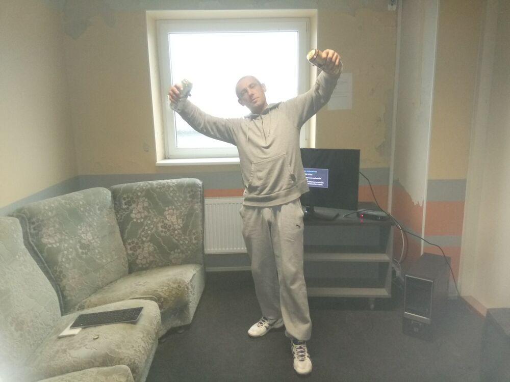  10864119  Artem, 45 ,    