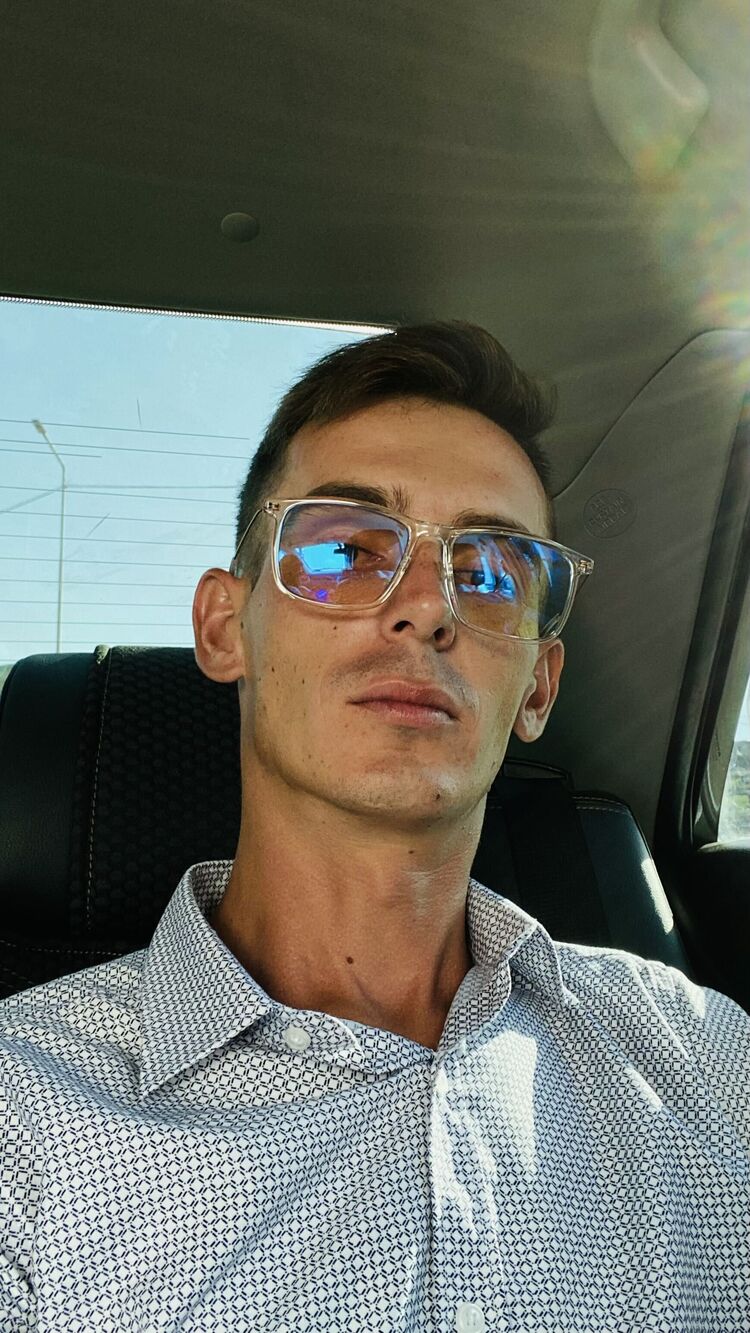  38909069  Ivan, 27 ,    
