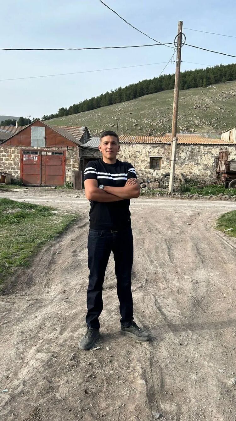  51408779  Artur, 26 ,    