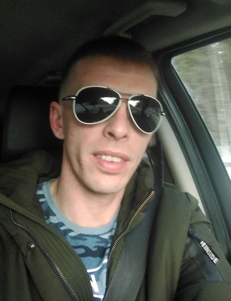  19279019  Sergei, 36 ,    