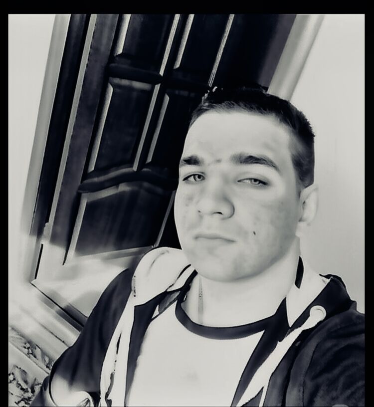  52626789  Eugen, 32 ,    