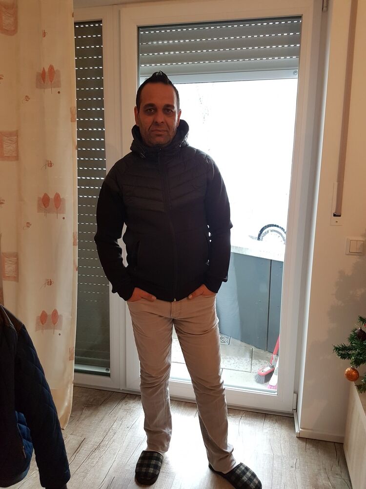  18577649  Vasil, 44 ,    Ingolstadt