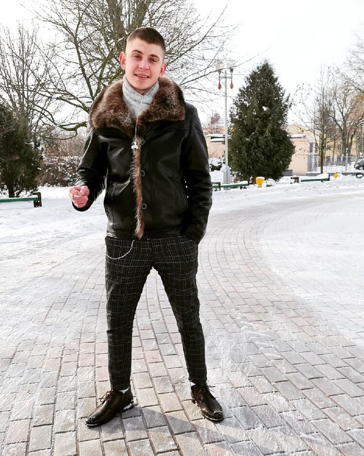  22711859  Artem, 29 ,    