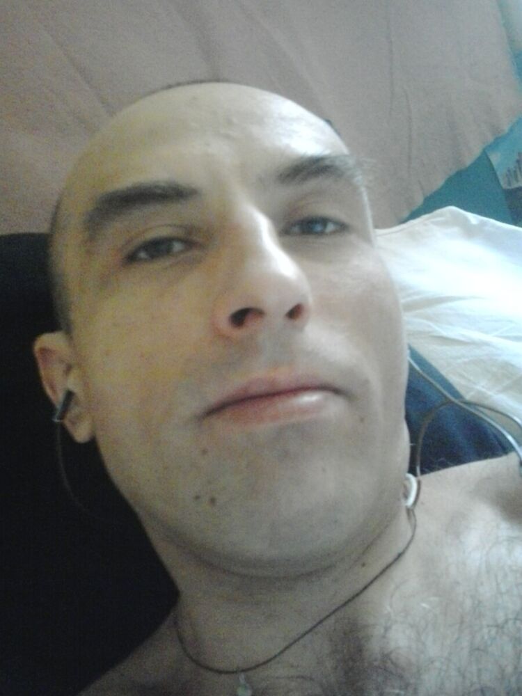 20083179  Viktor, 45 ,    