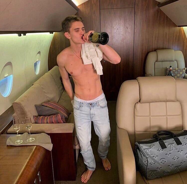  23980739  Roman, 24 ,    