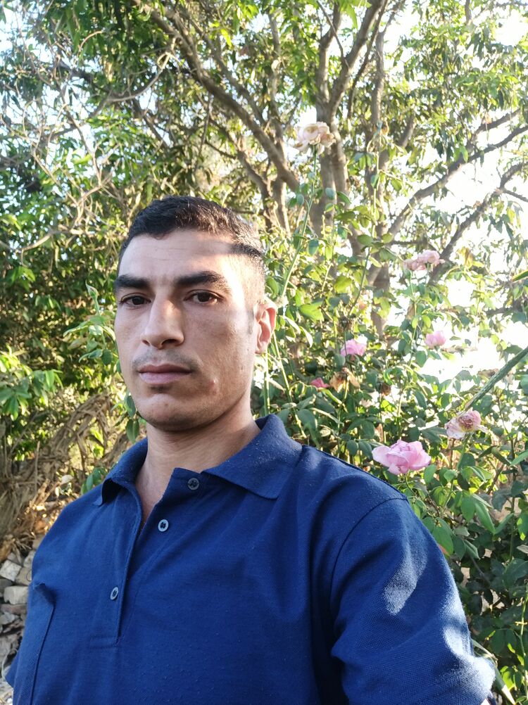  28121909  Mahmoud Atia, 41 ,    