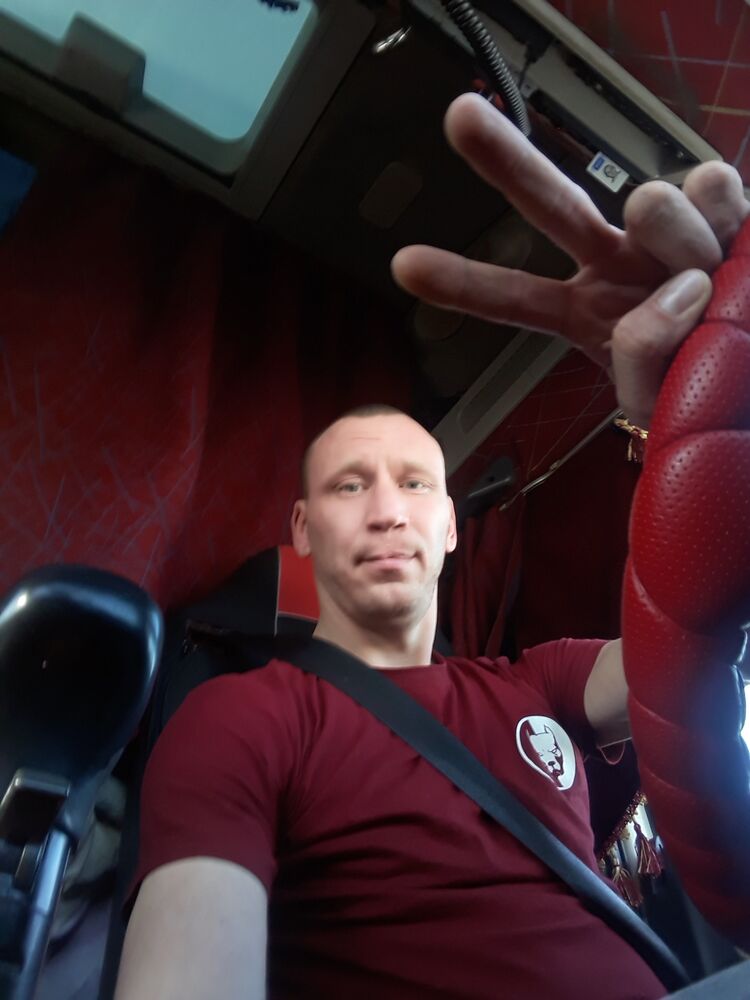  26856189  Seryozhik, 37 ,    