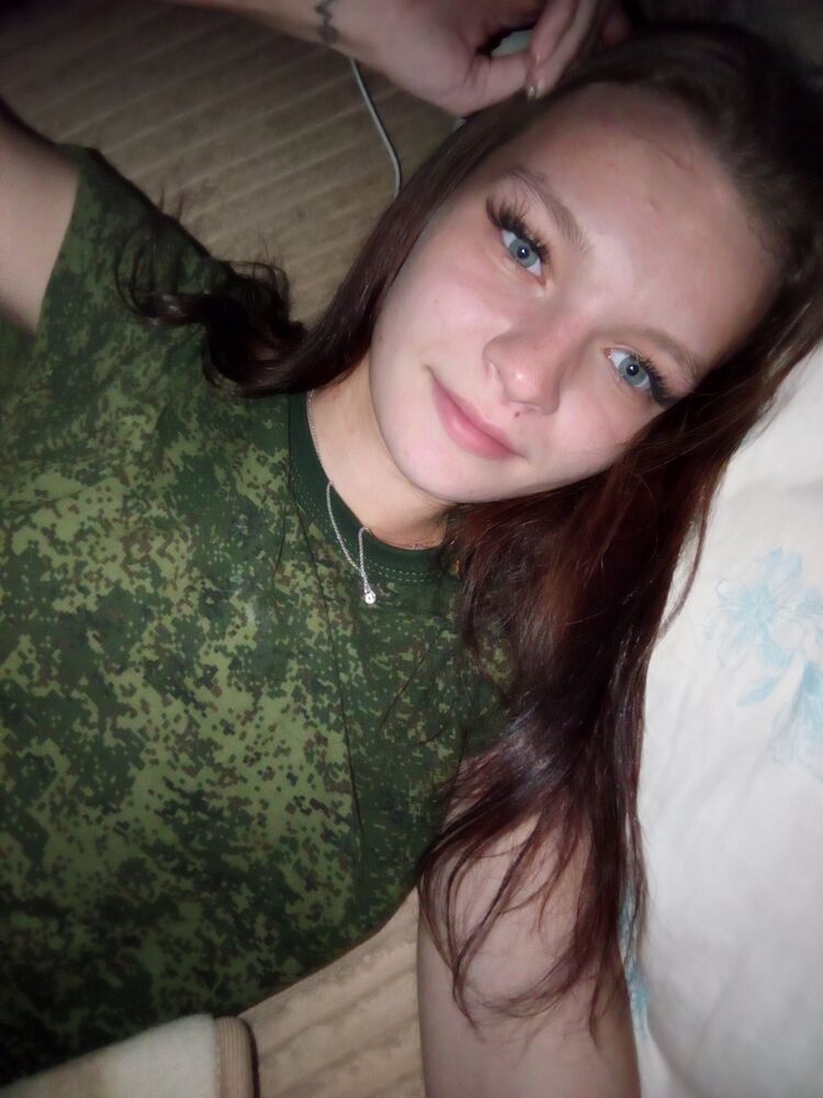  ,   Viktoria, 24 ,  