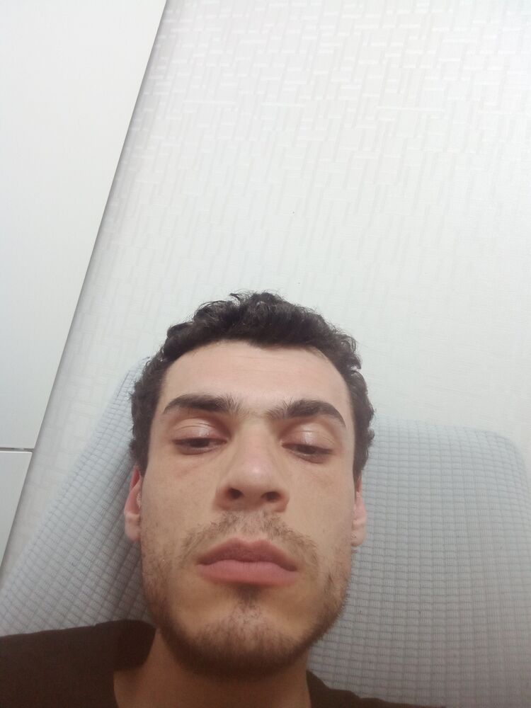  42400689  Robert, 28 ,    