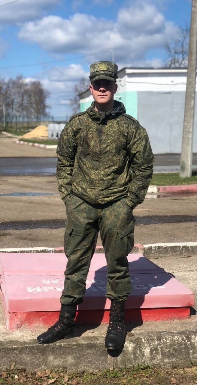  26185419  Artur, 28 ,    