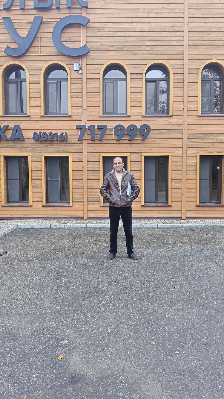  53781589  Artur, 58 ,    