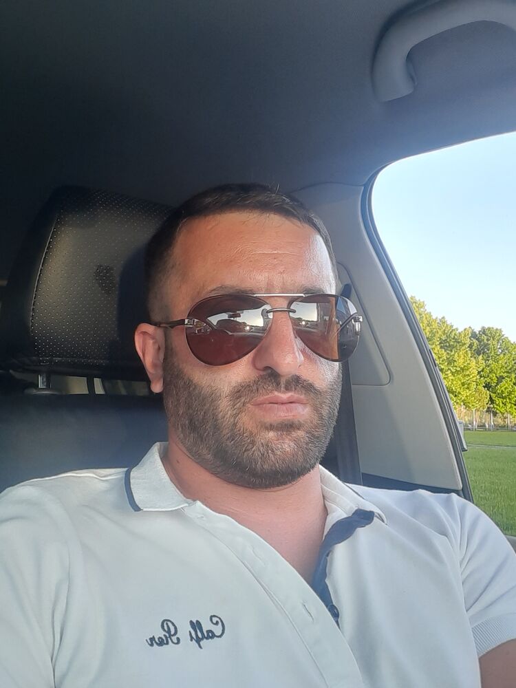  ,   Tigran, 39 ,   ,   