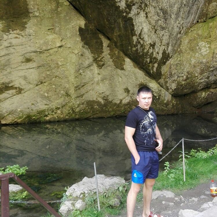  ,   Viktor, 39 ,  