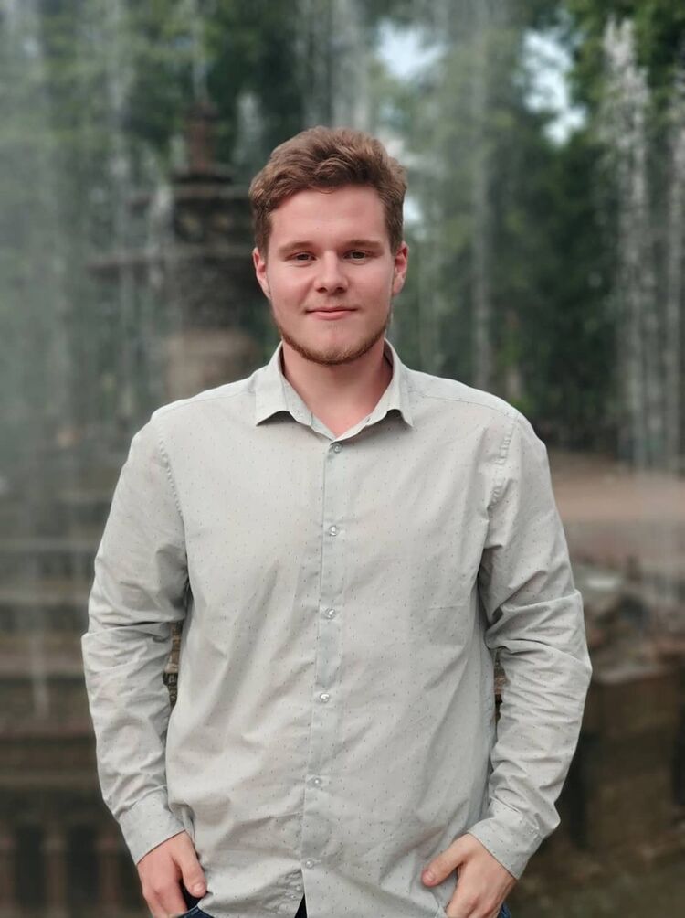  16990519  Alexandru, 26 ,    