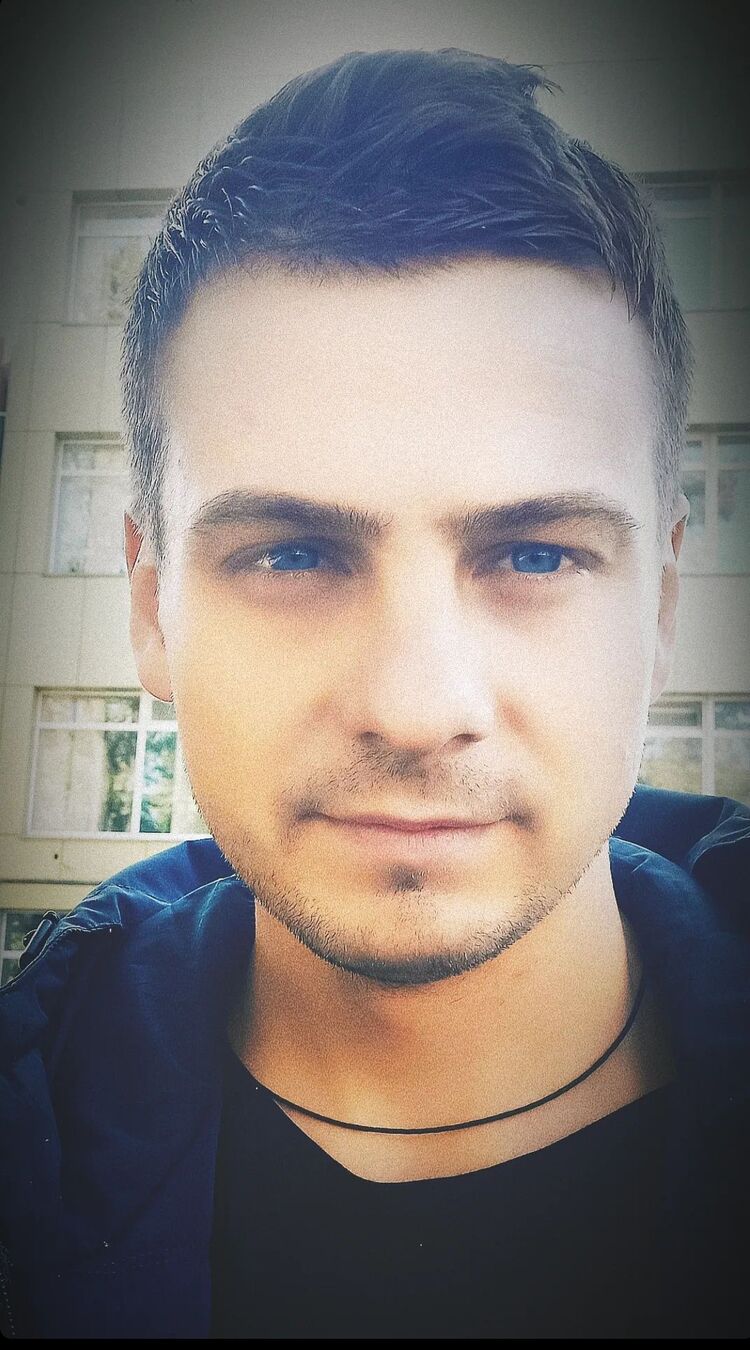  39344669  Viktor, 32 ,    