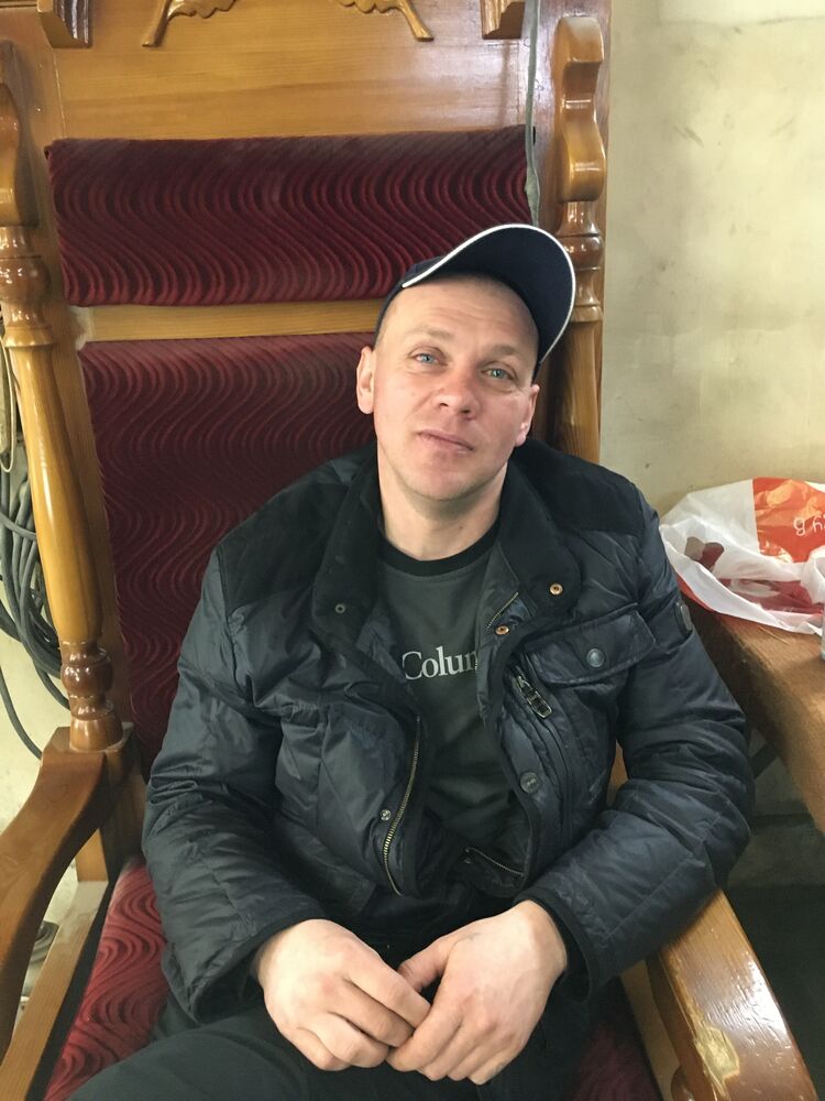  48092379  Anton, 39 ,    