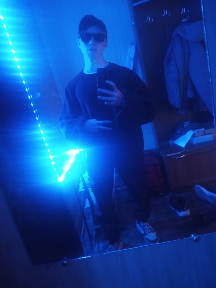  43304749  Riwwxsn, 21 ,    