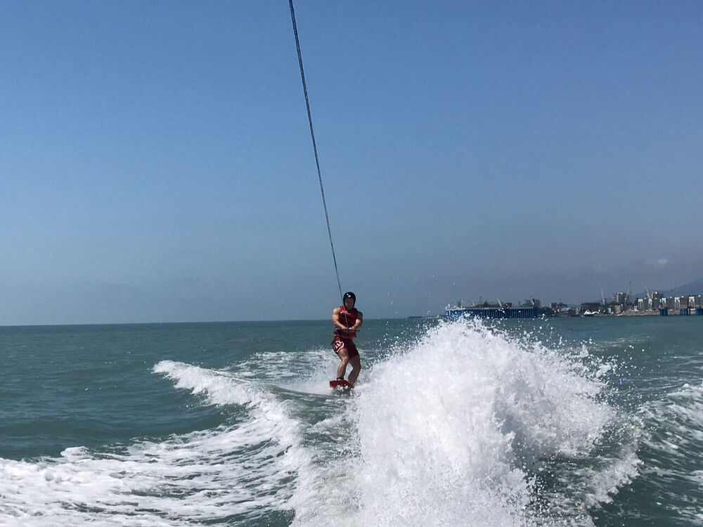  38050429  Nikita, 41 ,    -