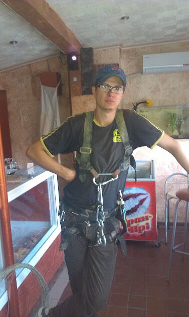  41365389  Andrej, 44 ,    