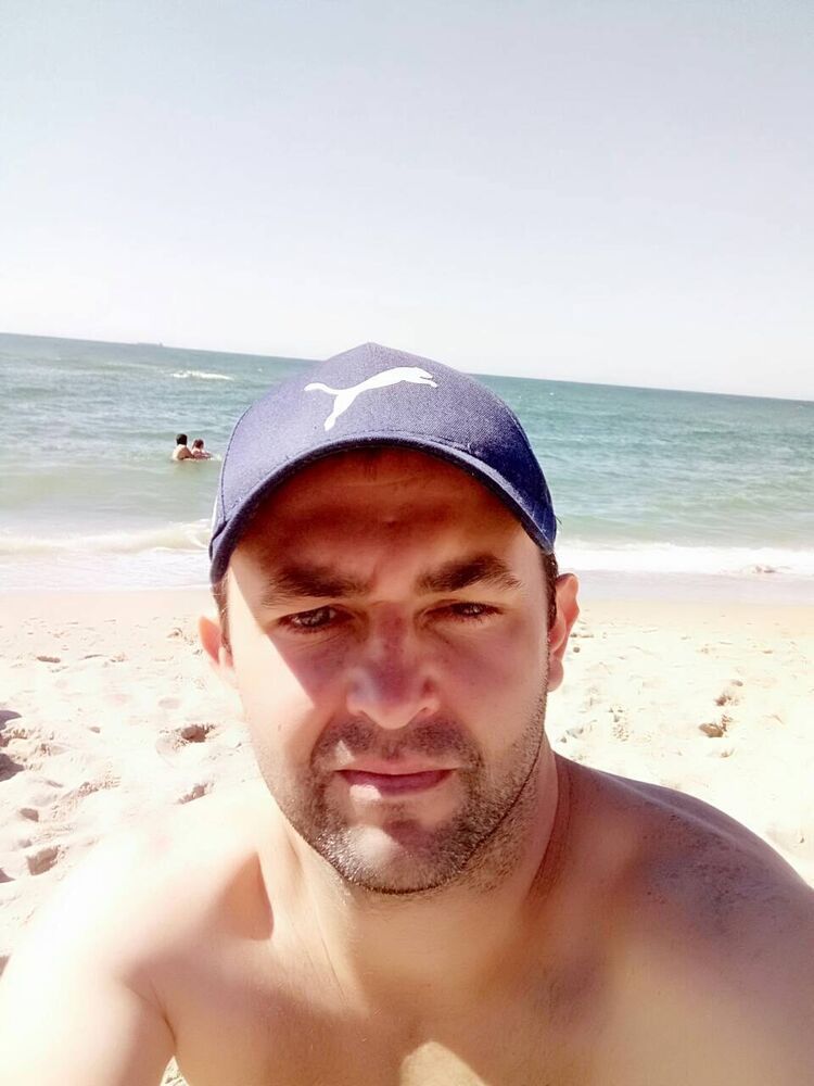  40224269  Viktor, 42 ,    