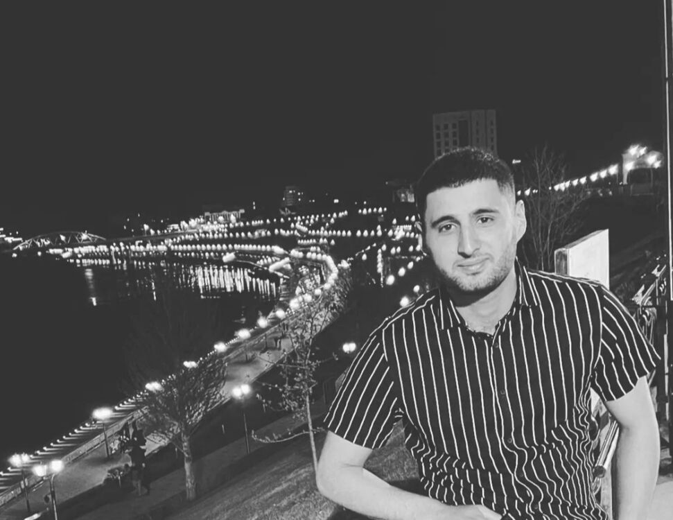  30430819  Efqan, 28 ,    