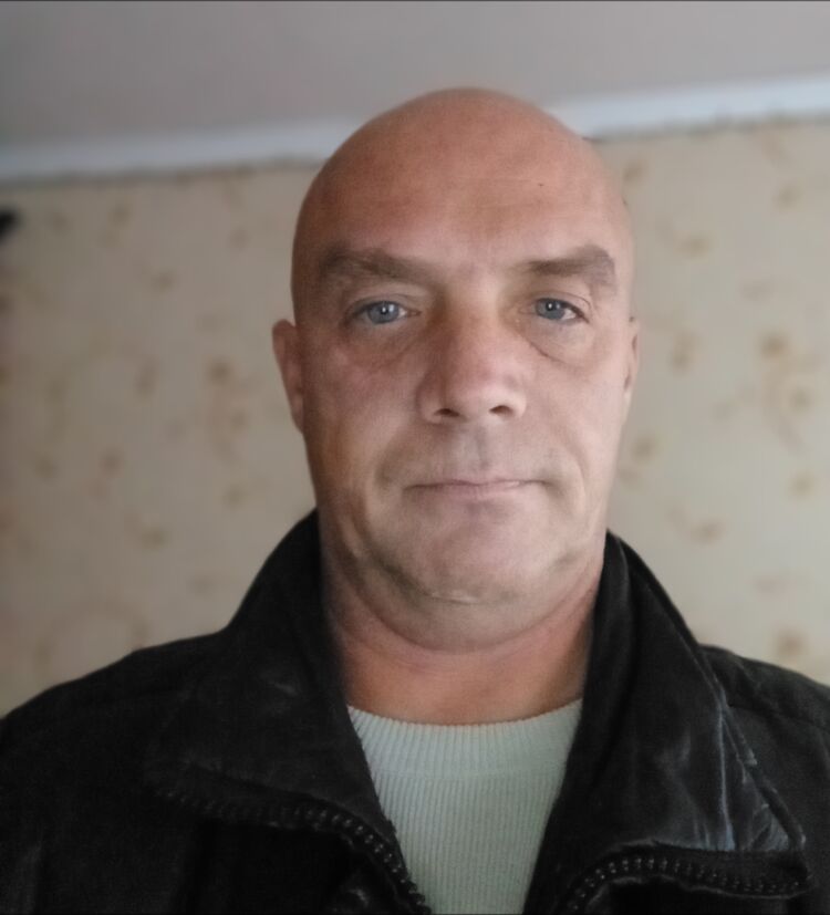  54336169  Roman, 49 ,    