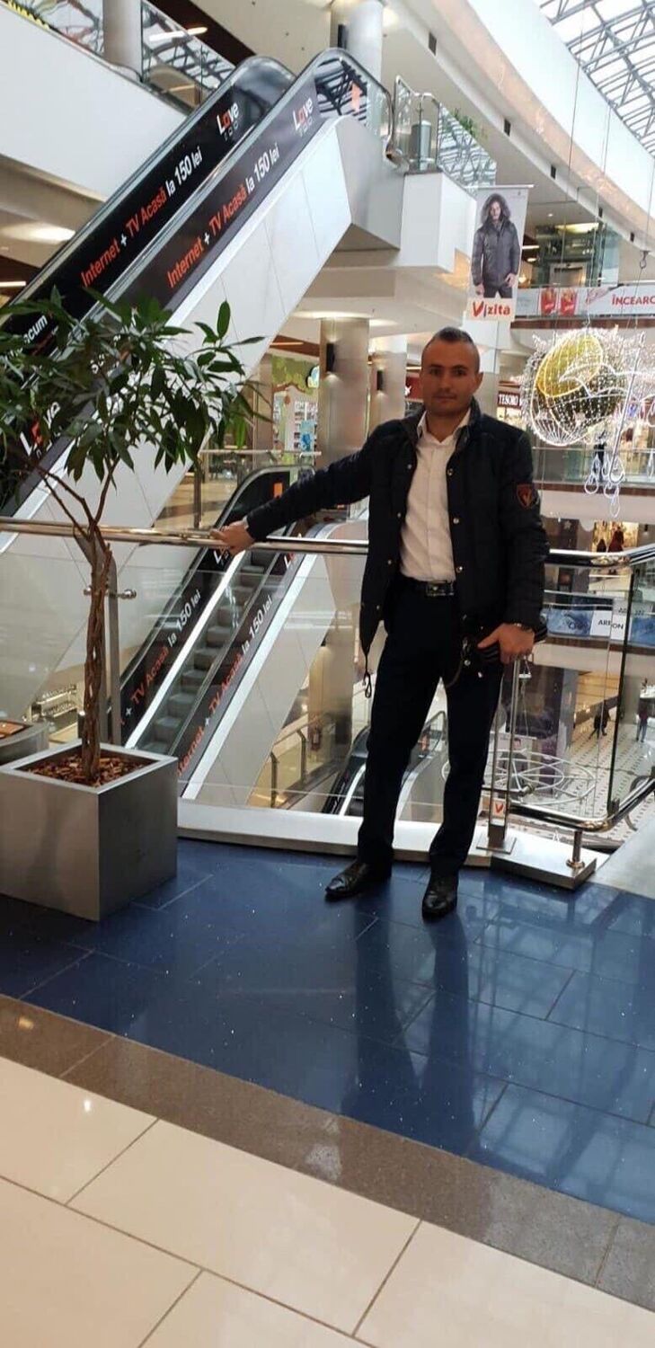  44228959  Vasile, 35 ,    