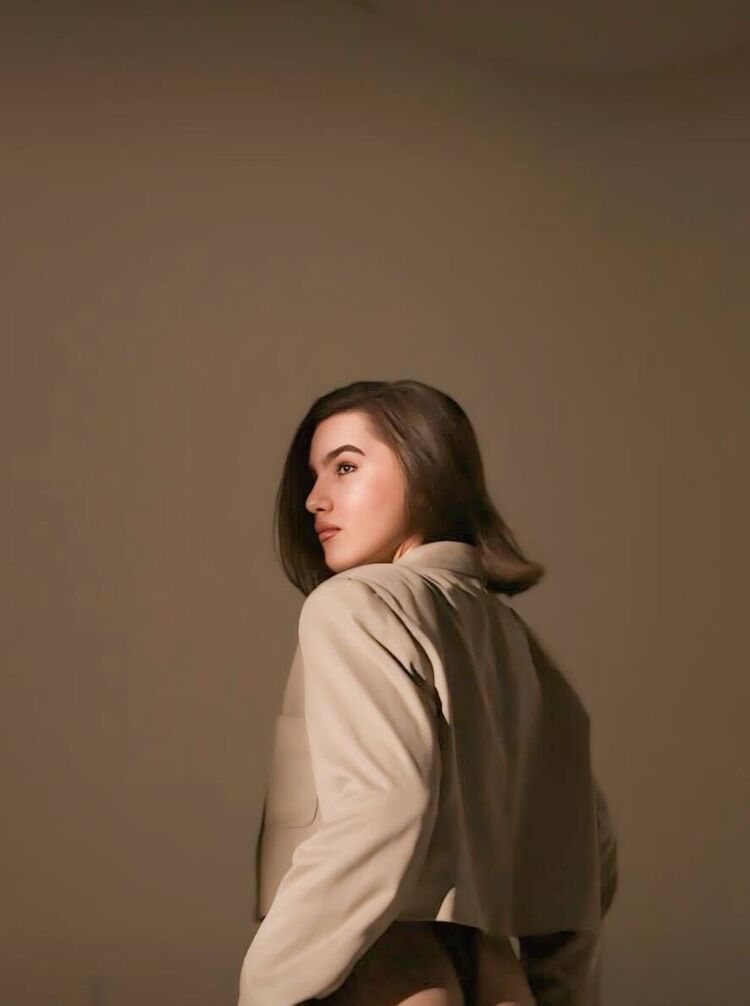  49308849  Karolina, 25 ,    