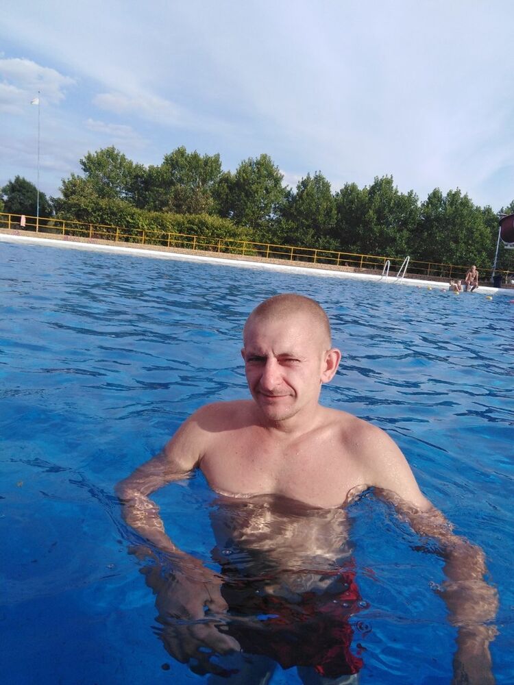  18154739  Maksym, 40 ,    