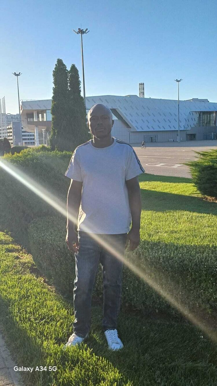  53272029  James, 39 ,    