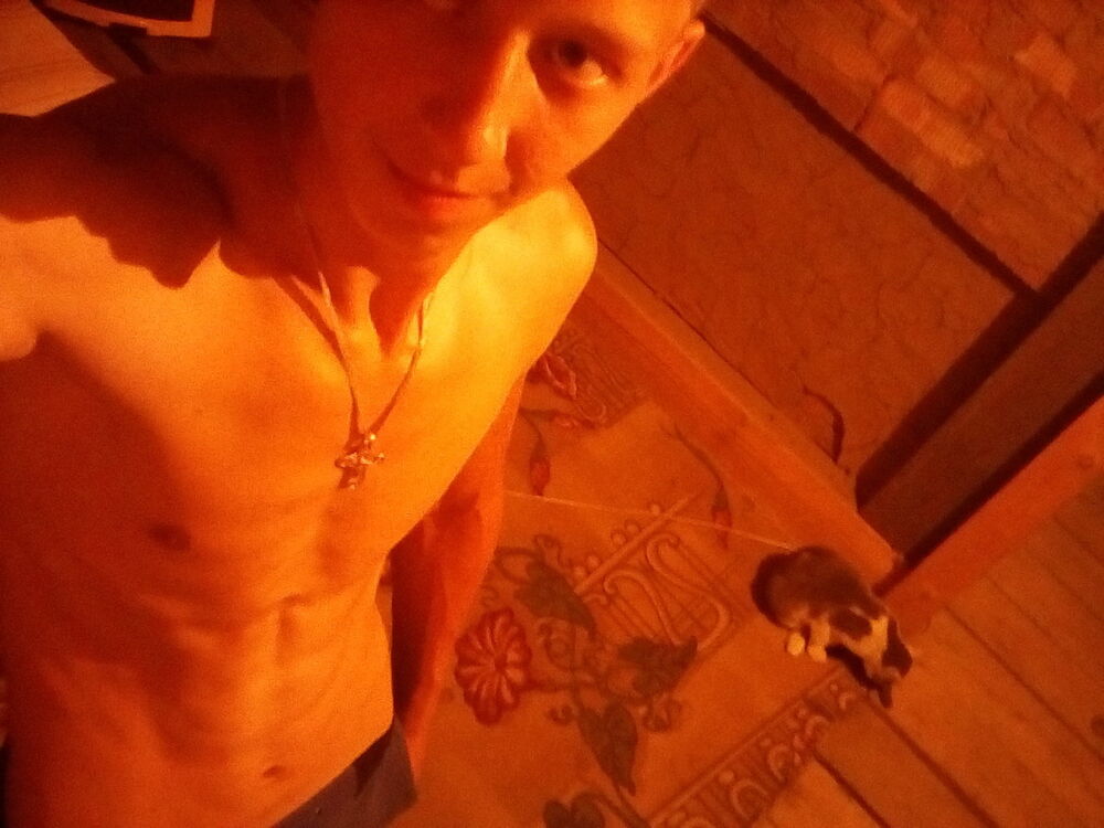  12659069  Viktor, 27 ,    