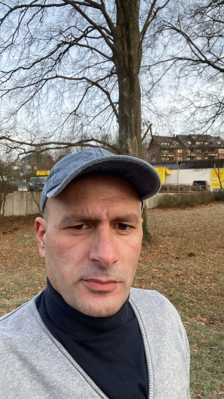  43605199  Lado, 44 ,    Hilchenbach